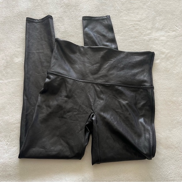 Spanx Shiny Faux Leather Leggings in Black Size Large Petite - Picture 5 of 10